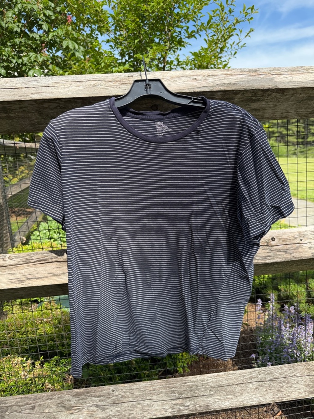 H&M Men's Navy and White Striped Short Sleeve Crewneck Tee